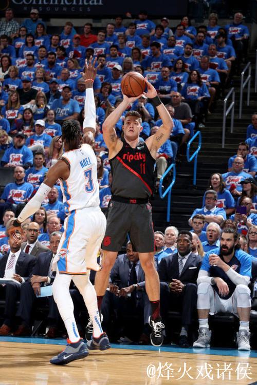 伦纳德半场11投5中,三分2中0得到11分2篮板1助攻1抢断 伦纳德半场11投5中,三分2中0得到11分2篮板1助攻1抢断